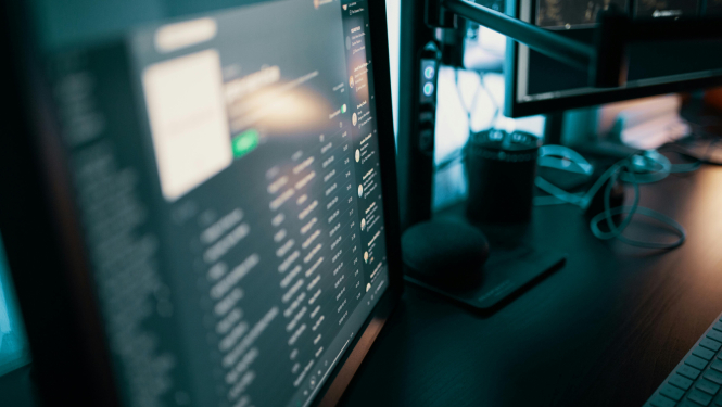 Vairāki datora ekrāni ar sistēmu darbības atveidi tajos